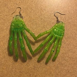 Green skeleton hands earrings💚✨💀